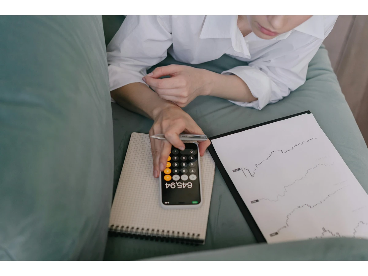 femme avec calculatrice pour définir un budget