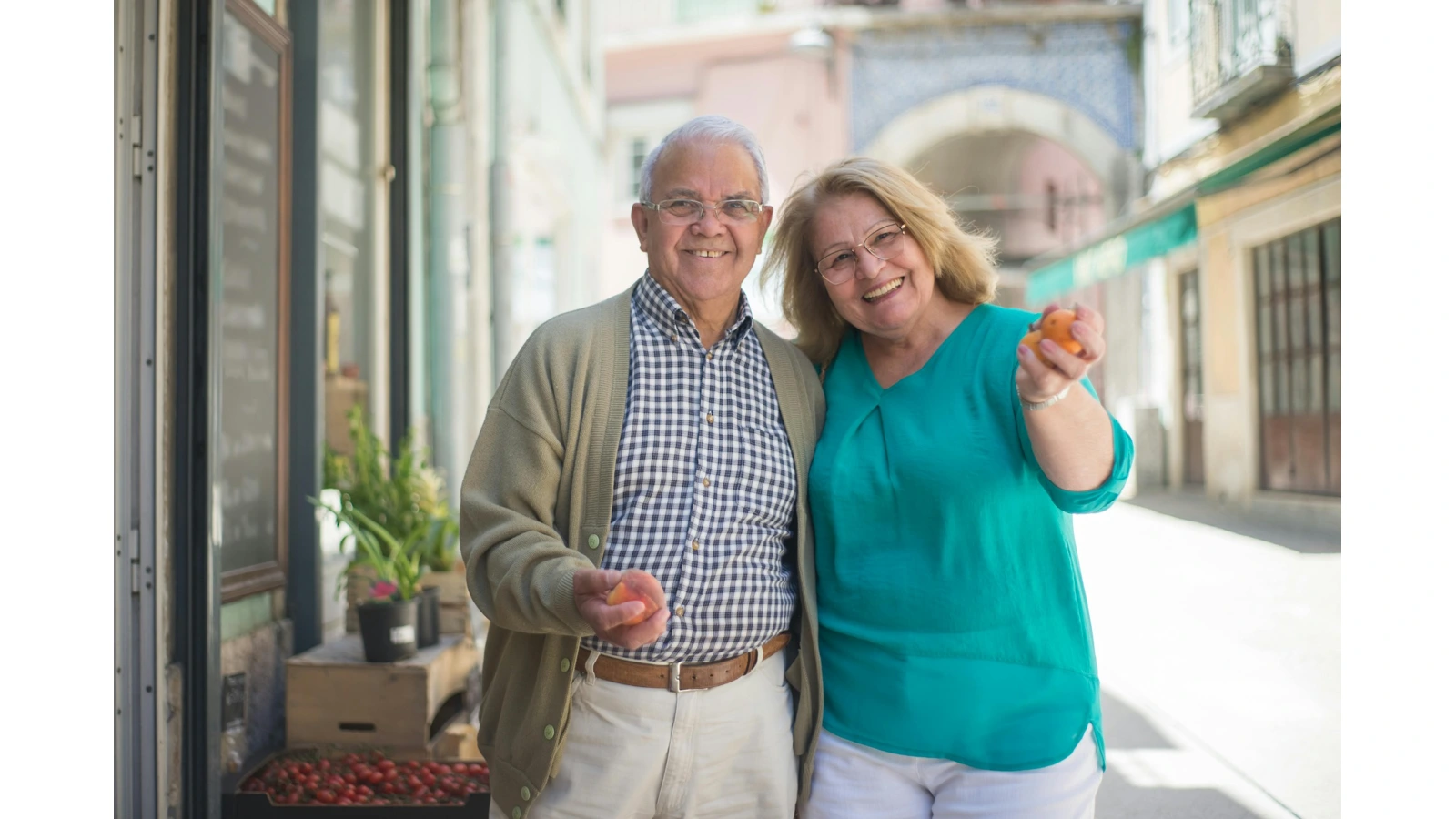 deux personnages âgées dans la rue