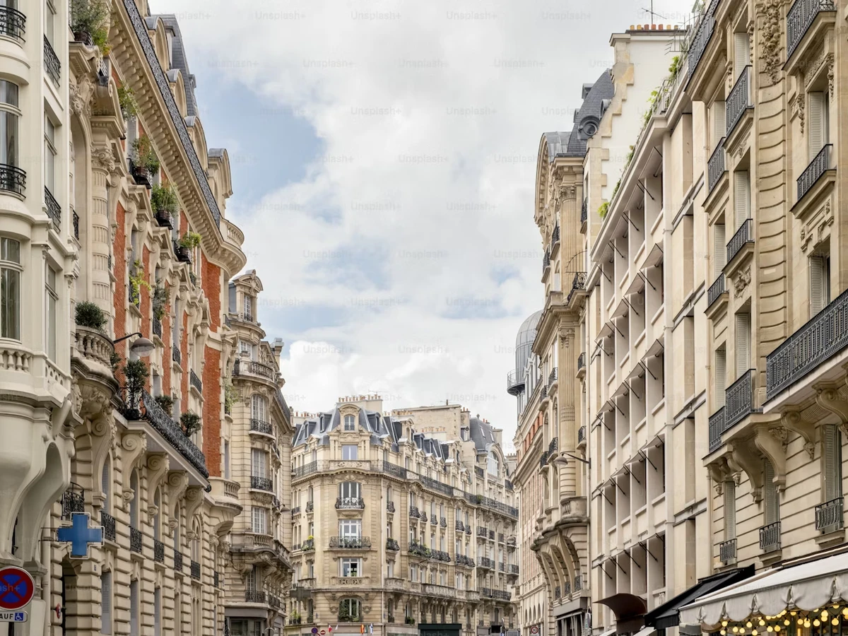 Rue de Paris avec des appartements