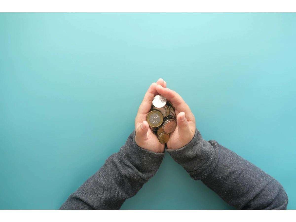 Pièces dans les mains d'une personne