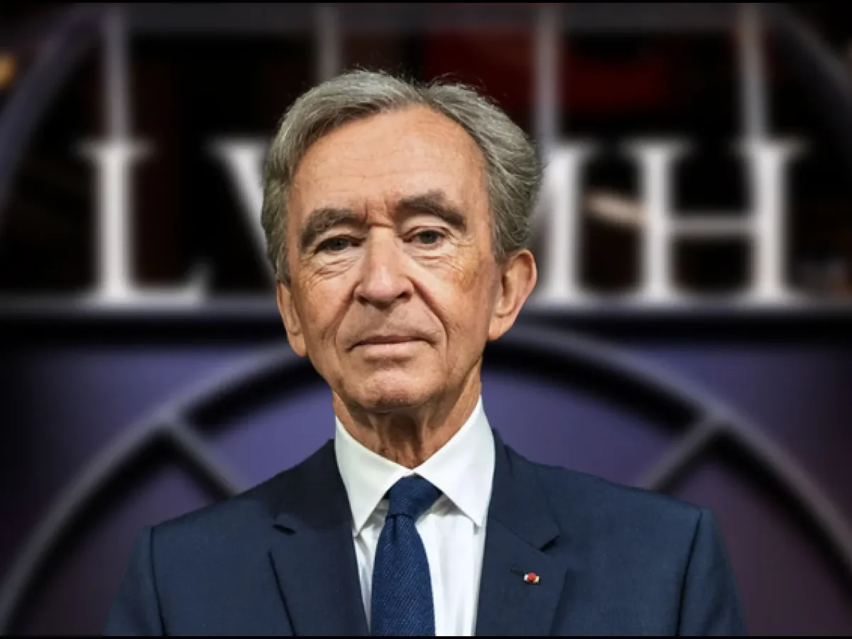 Bernard Arnault devant les bureaux LVMH